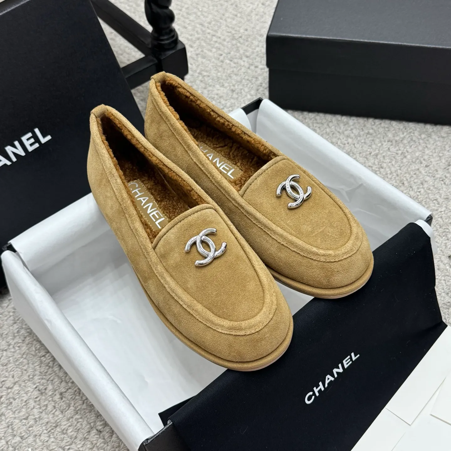 👟👟Ex-factory price 600👟👟 Classic model 🇨🇳ChaneL 25K Teddy fur loafers Simple and high-end design, super versatile! Double C logo embellishment! Imported suede has the texture of natural animal leather visible to the naked eye! The top version is stress-free when entering and exiting the cabinet. It has a bookish texture on the feet and feels great on the feet. Versatile item. ✅Upper: Customized imported suede. ✅Inner lining: imported lamb wool. ✅Outsole: imported genuine leather. ✅Size: 35-40. ✅Comes with a full set of packaging.